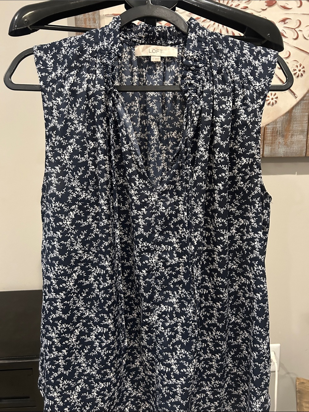 LOFT Woman’s Navy and White Floral Tie-Neck Sleeveless Top Size Medium